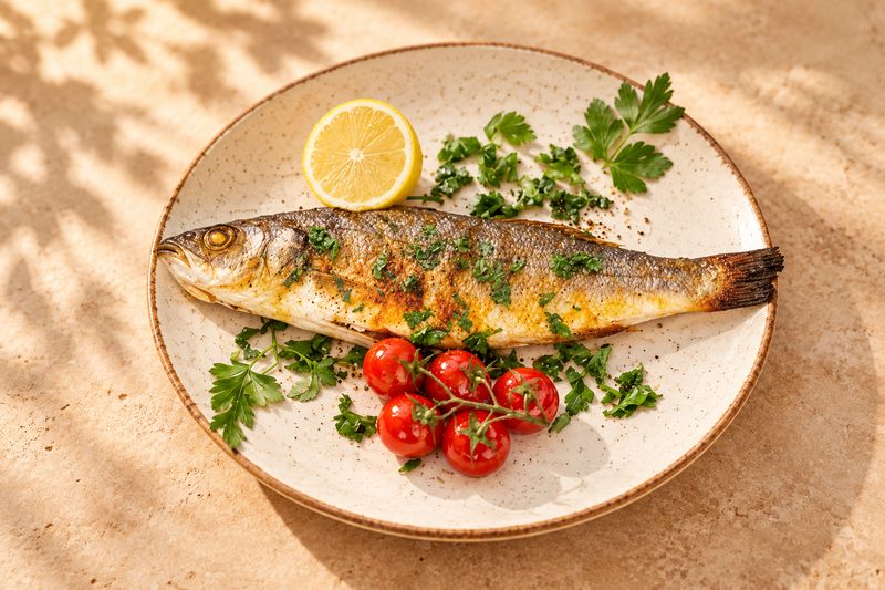 Pescado entero a la plancha con limón y tomate