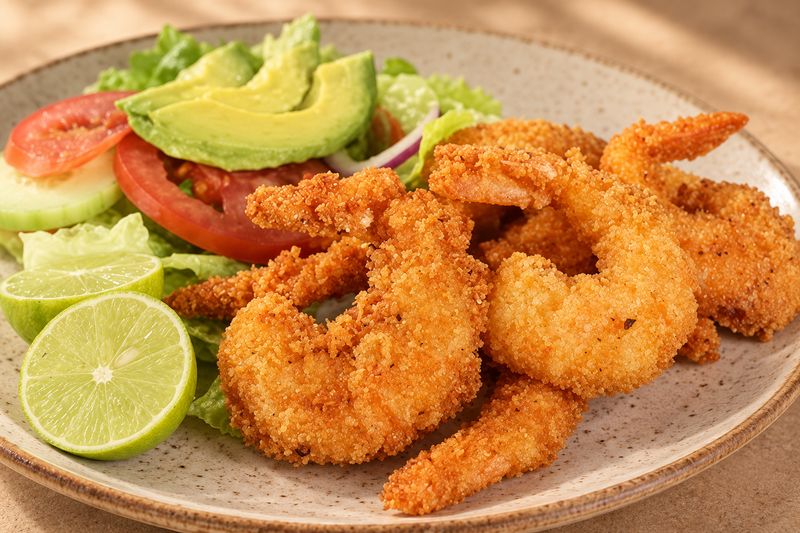 Camarones empanizados con ensalada y limón