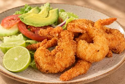 Camarones empanizados con ensalada y limón