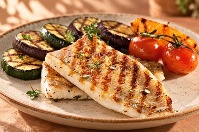 Mero a la plancha acompañado de vegetales