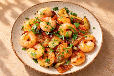 Camarones al ajillo con hierbas servidos en plato de cerámica
