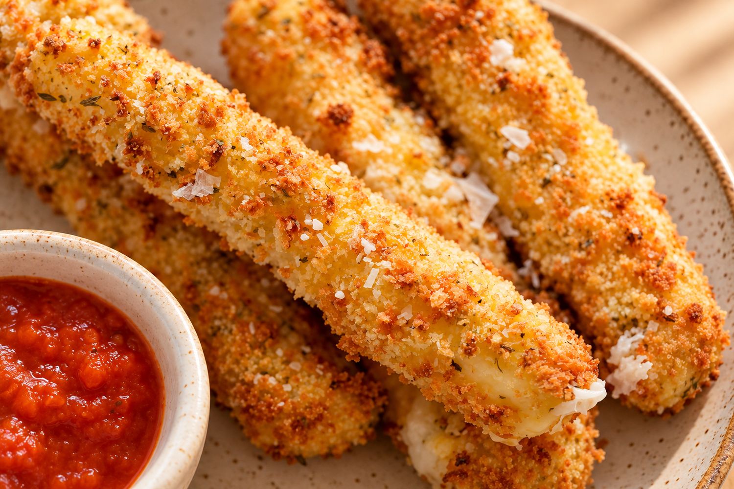 Palitos de mozzarella empanizados con salsa