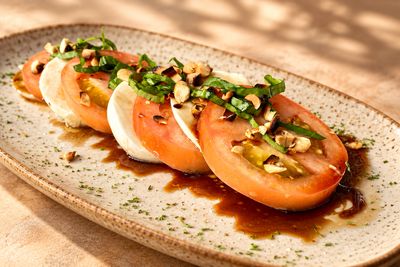 Ensalada caprese con tomate y mozzarella
