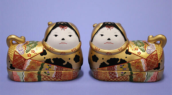 INUBAKO POTTERY: A pair of big size gold color