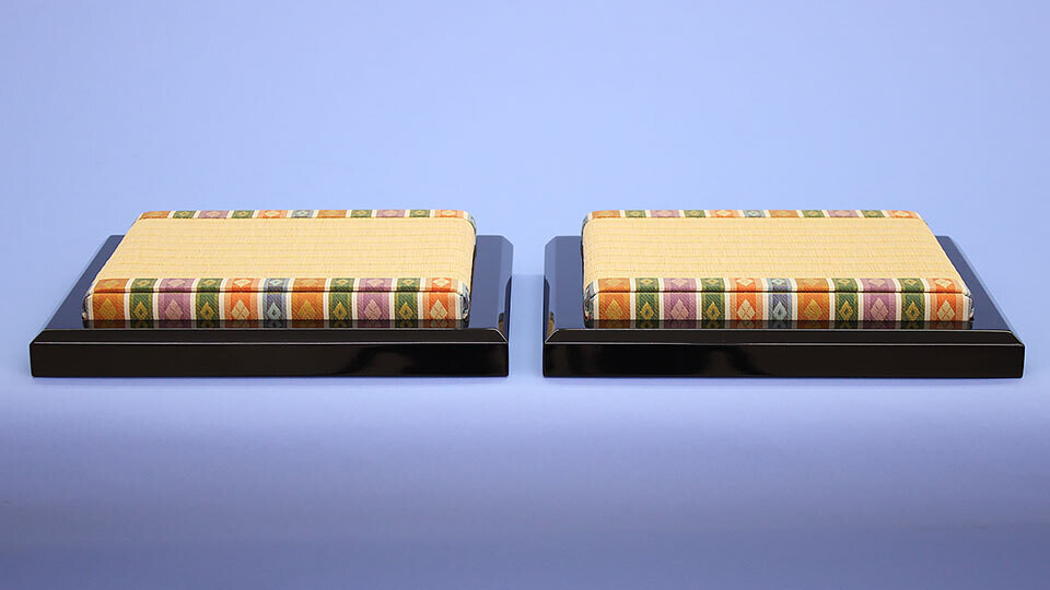 Keshi-size Tatami and black lacquered seats