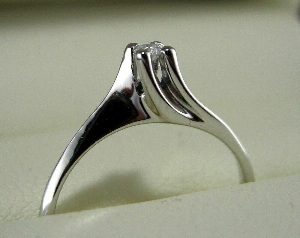 Anello solitario in oro bianco 18kt. con diamante da ct. 0.05 naturale garanzia
