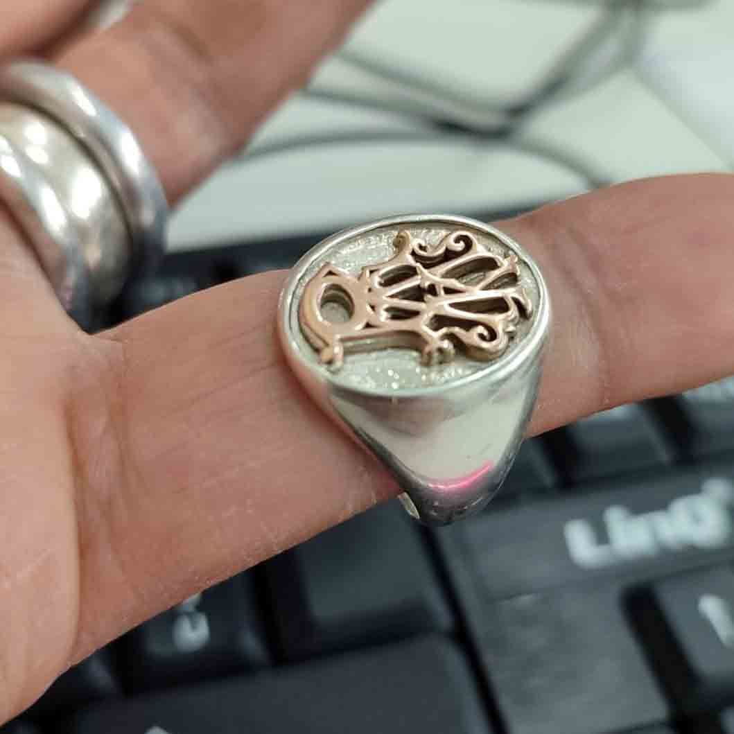 Anello scudo Argento 925 con incisione a rilievo modello uomo donna