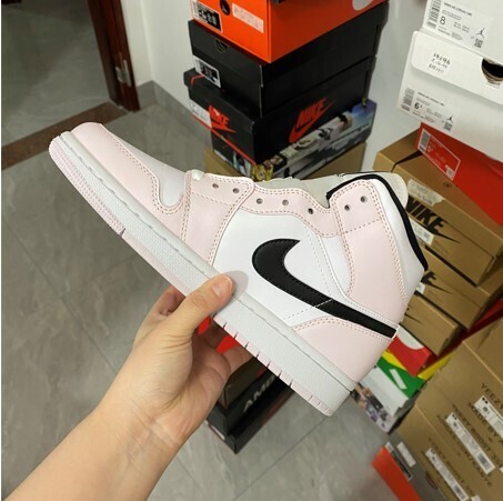 Air Jordan 1 Mid SE Pink