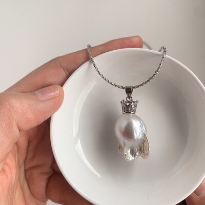 ‘Badminton’ Cool-White Medium Baroque pearl silver 22x16mm