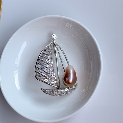 'Sailing forward' G21 baroque pearl brooch 15x10mm