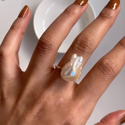 'Wiggle Fish' Cream white pearl ring 20x14mm