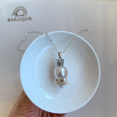 'Little Octopus' silver necklace baroque pearl 
21x14mm