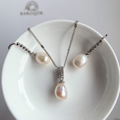 ‘Silver Drops’ white baroque pearl set 11x9mm approx