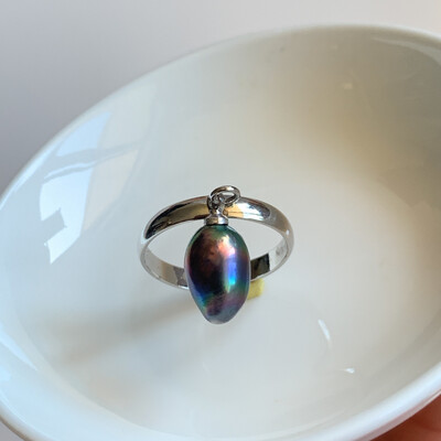 ‘Rainbow in darkness’ silver dangly pearl ring 11x7.5mm