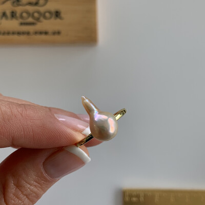‘Mini Pointer’ Little Gold Baroque pearl Ring 19x8mm