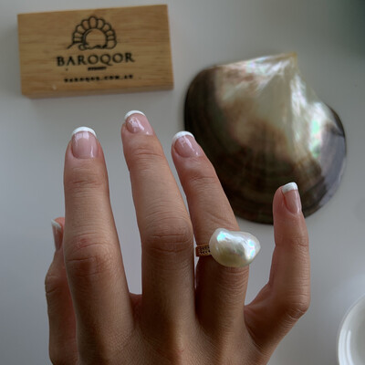 'Ayers Rock Bean' white baroque pearl ring 16.5x11mm