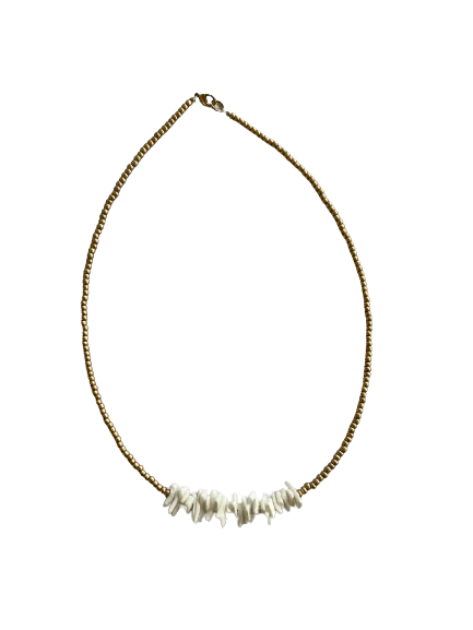 Gouden kralen ketting met witte schelpjes