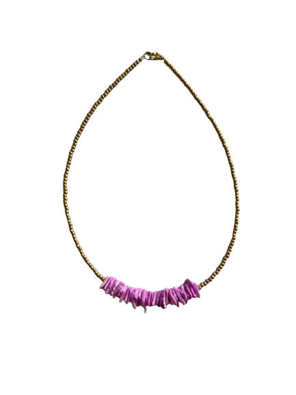 Gouden kralen ketting met paarse schelpjes