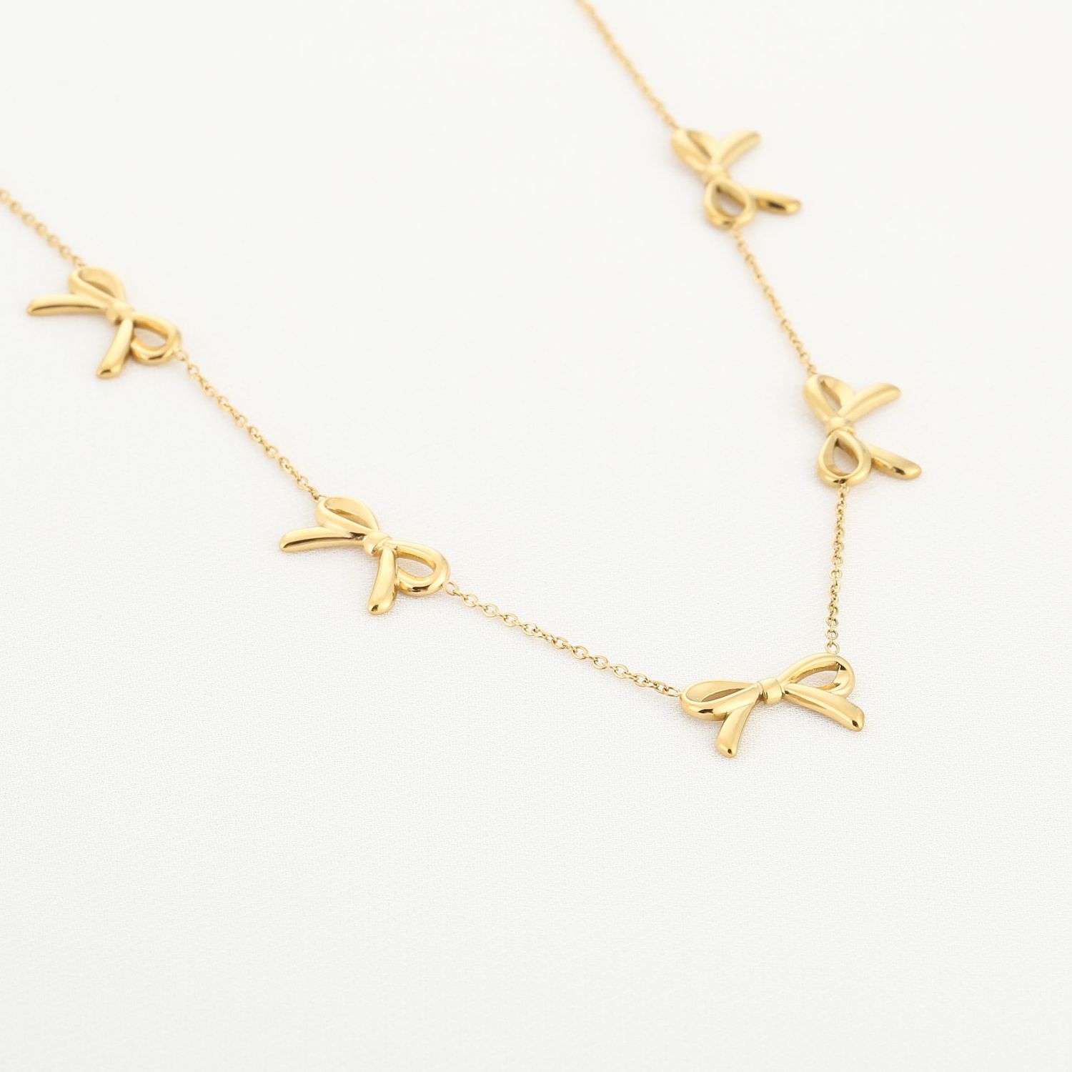 Gouden grotere strik ketting