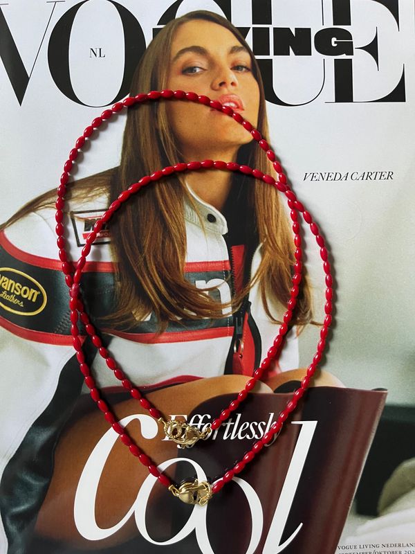 Rode ovale ketting met mooi goud slot