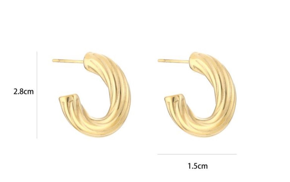 Kleine lichte  gouden creool