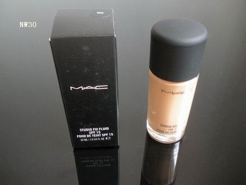 M A C Studio Fix Fluid SPF 15 NW30