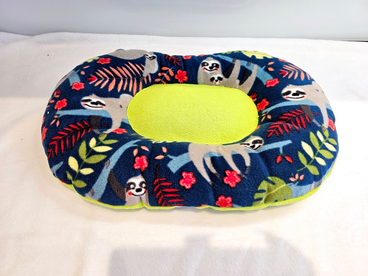 Kissen Oval Faultiere giftgrün