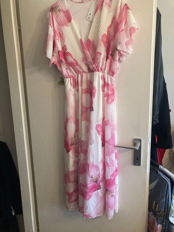 Kleid mit Gürtel Kleid mit Gürtel