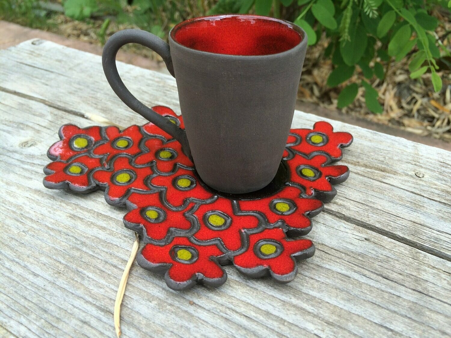 Taza con plato flores 17 cm x 1 y 7 cm x 5.5 cm.
