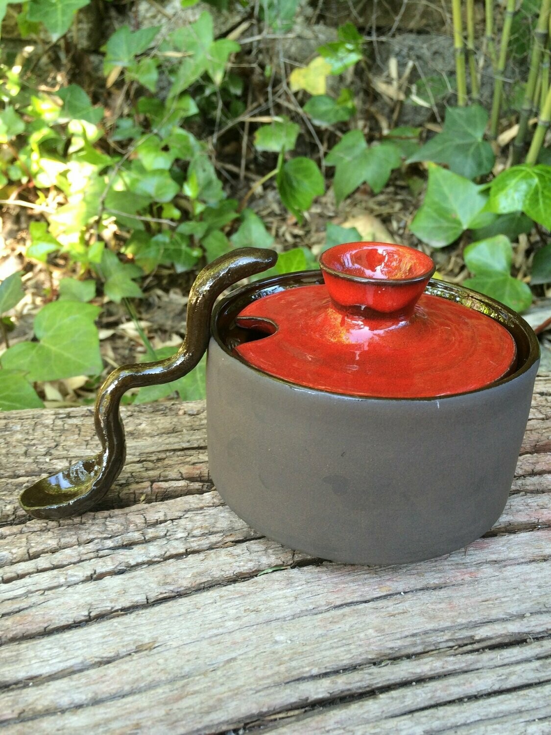 Azucarero con tapa y cuchara. 10cm x 11cm.
