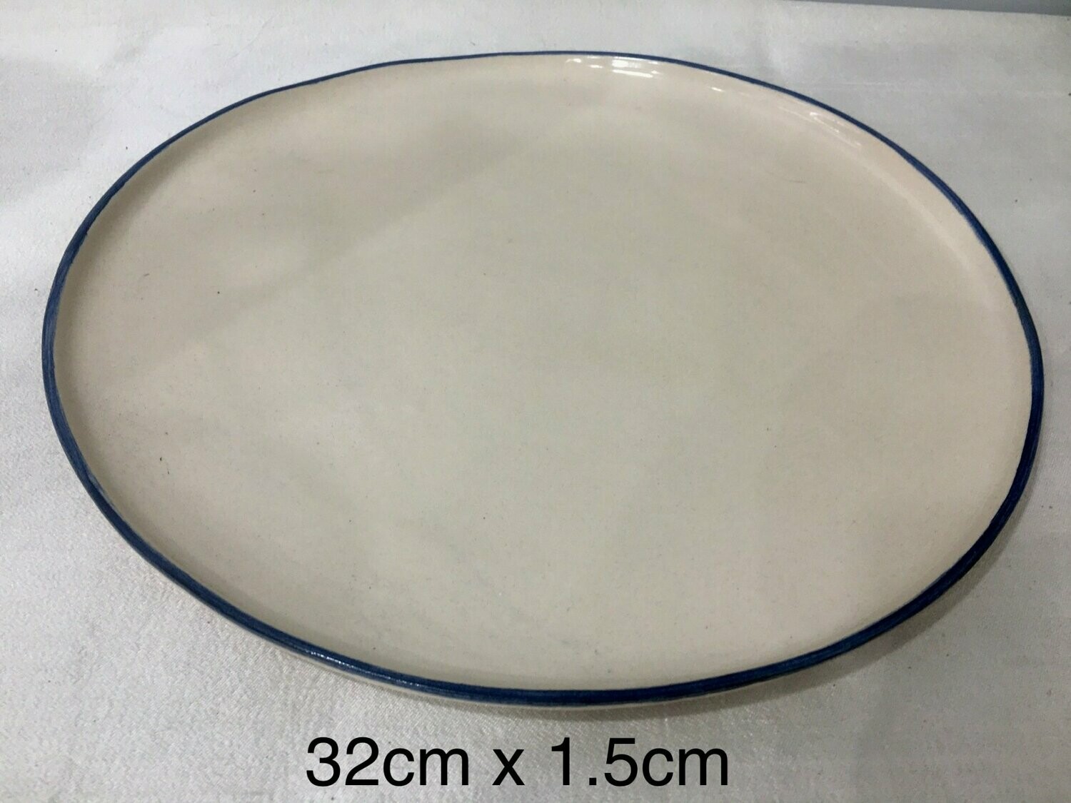Plato llano. 32 cm x 2 cm.