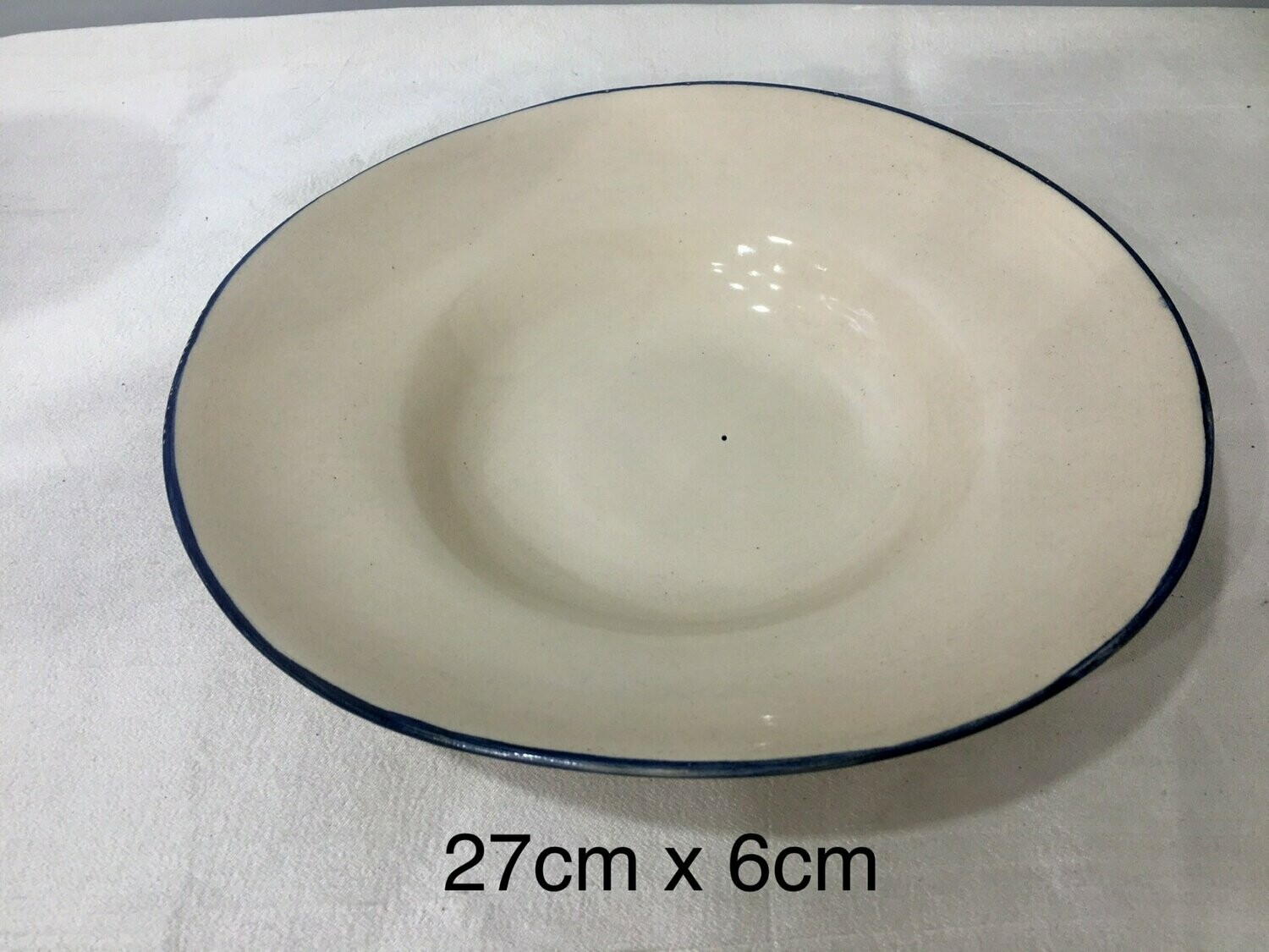 Plato hondo.  27 cm x 4 cm.