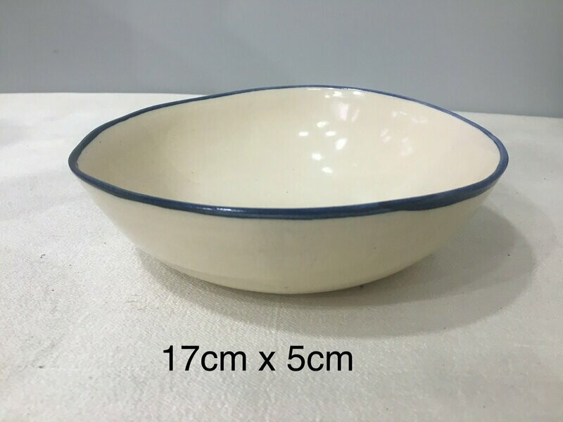 Ensaladera pequeña. 18 cm x 6.5 cm.