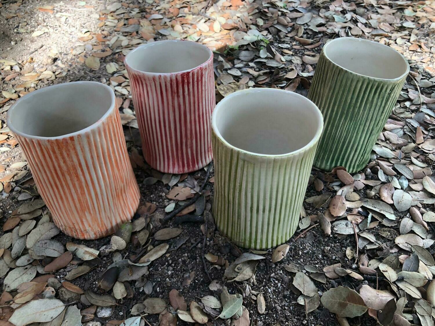 Vasos altos.  10.5 cm x 7.5 cm.