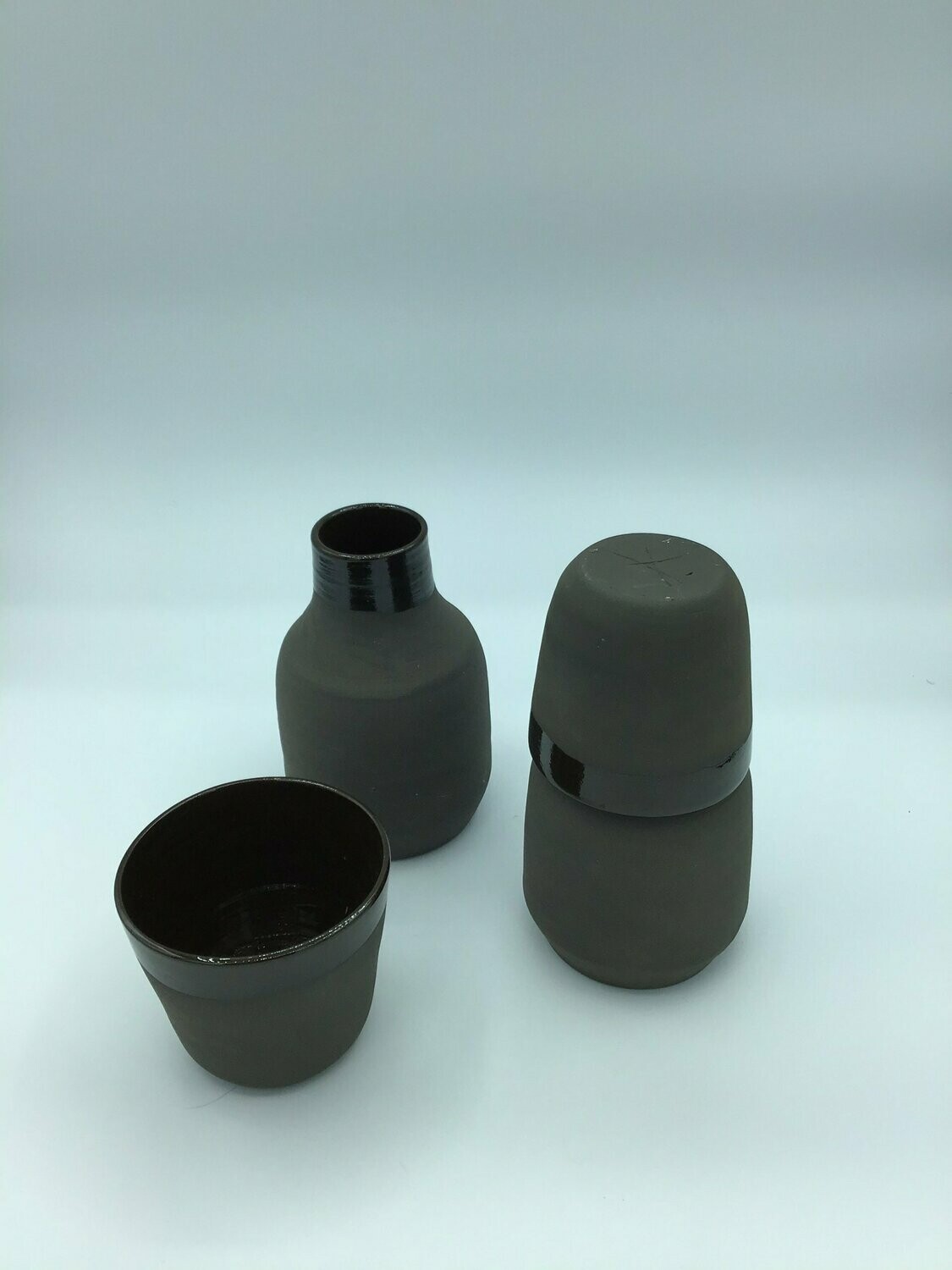 Botella con vaso.    16 cm x 9 cm.