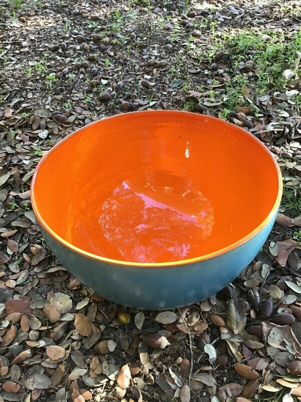 Cuenco grande dos colores Azul/naranja.  26 cm x 15 cm.