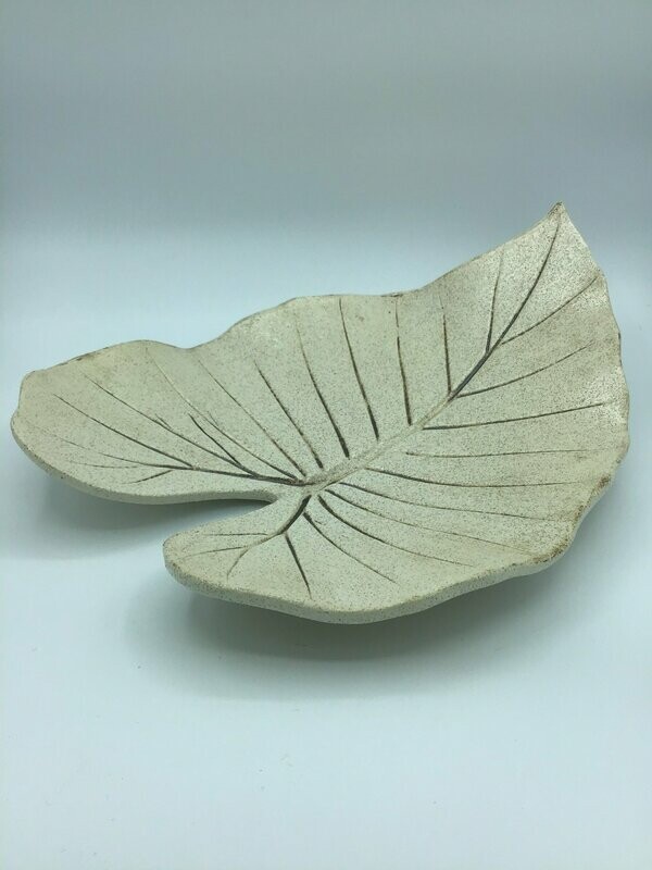 Hoja Grande Blanca. 40 cm x 30 cm x 12 cm.