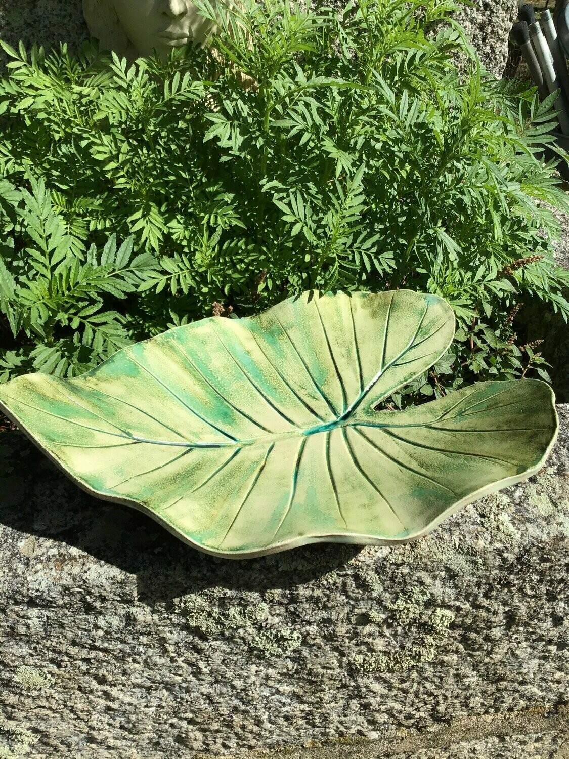 Hoja grande verde. 40cm x 30 cm x 12 cm