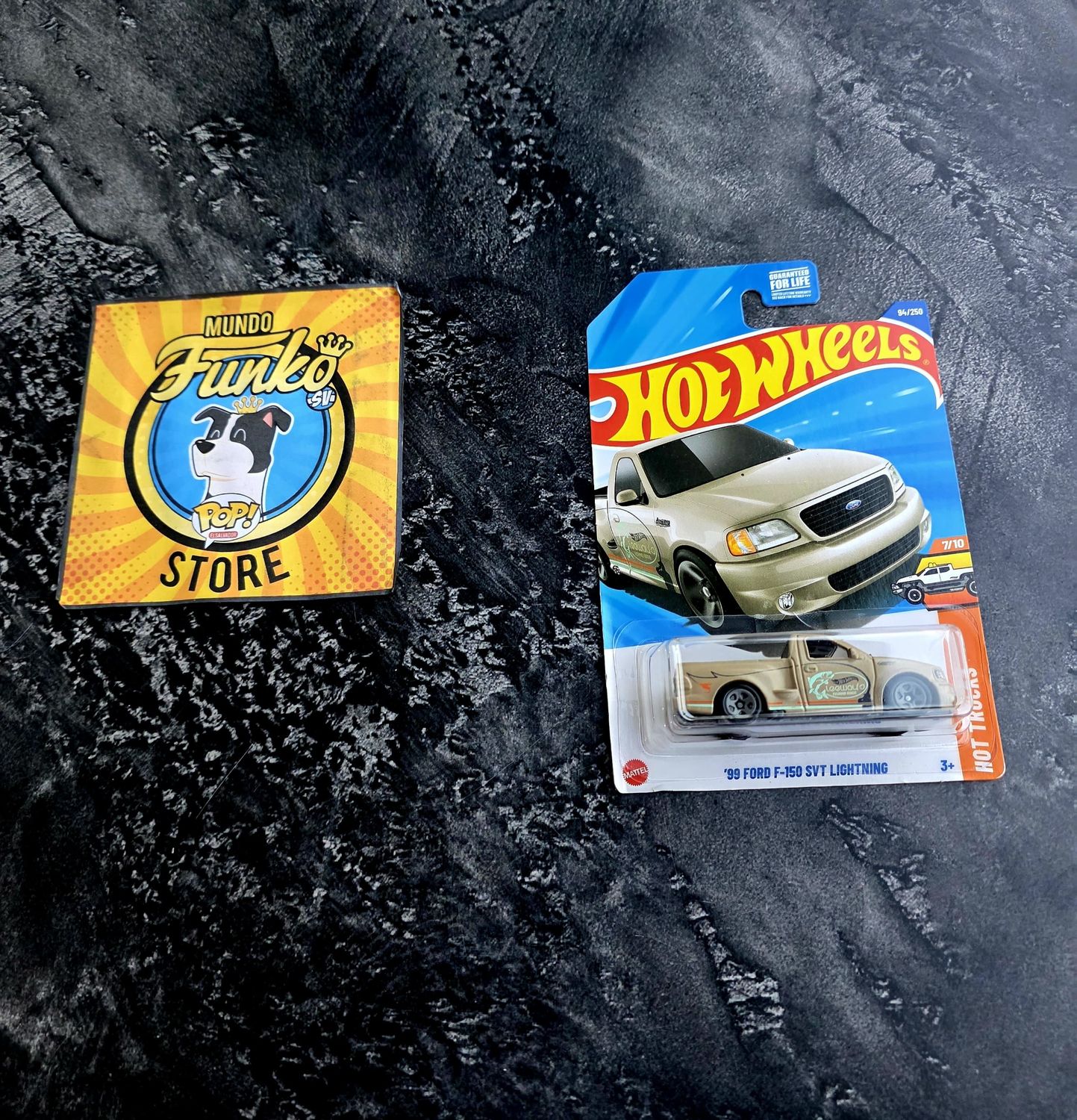 Carro Hot Wheels 99 Ford F-150 SVT Lightning