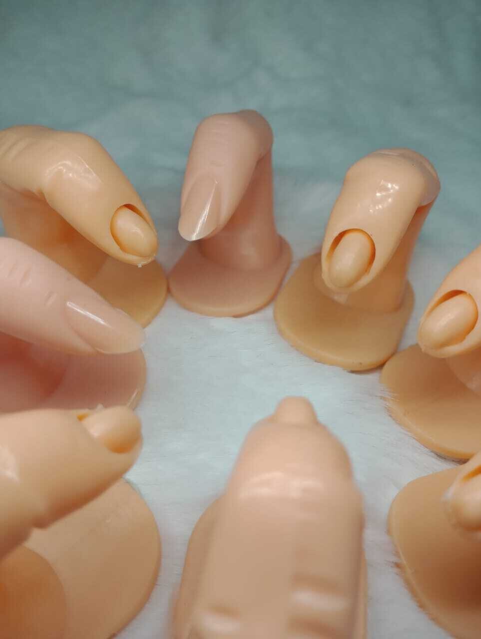 Dedo de practica con uña y sin uña