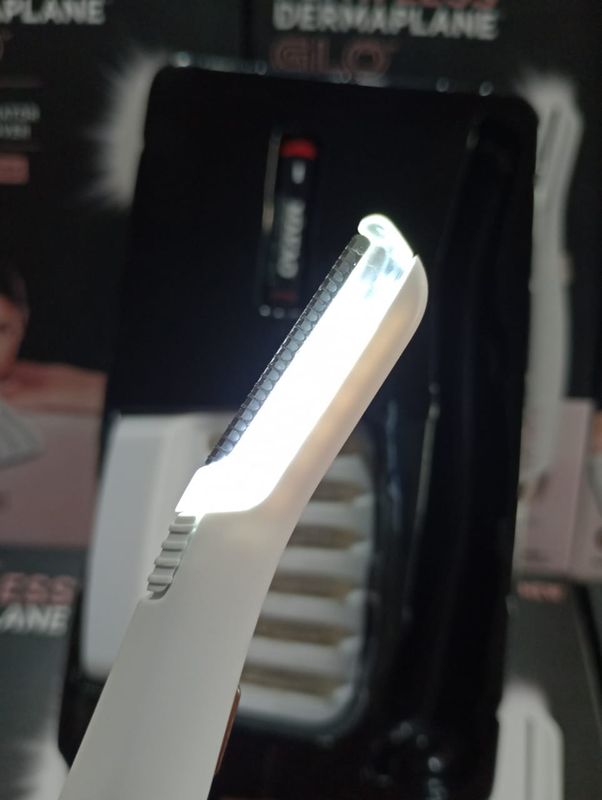 Perfilador de Cejas y Bello Facial con Luz