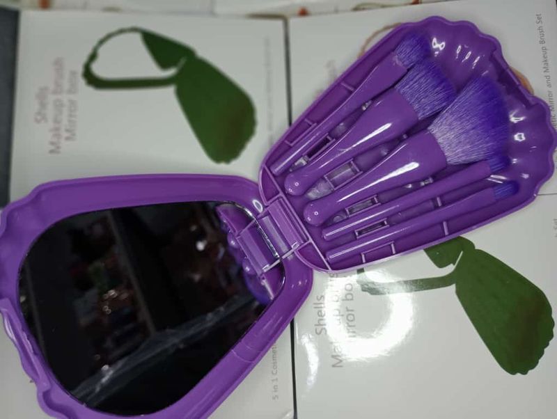 Set de brochas con estuche y espejo