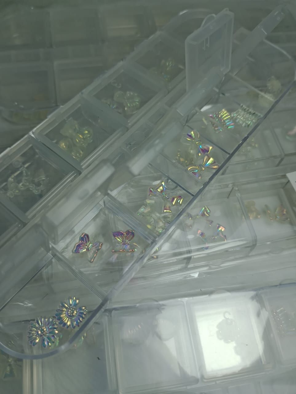 Cajita de apliques para uñas moños, caracoles, flores