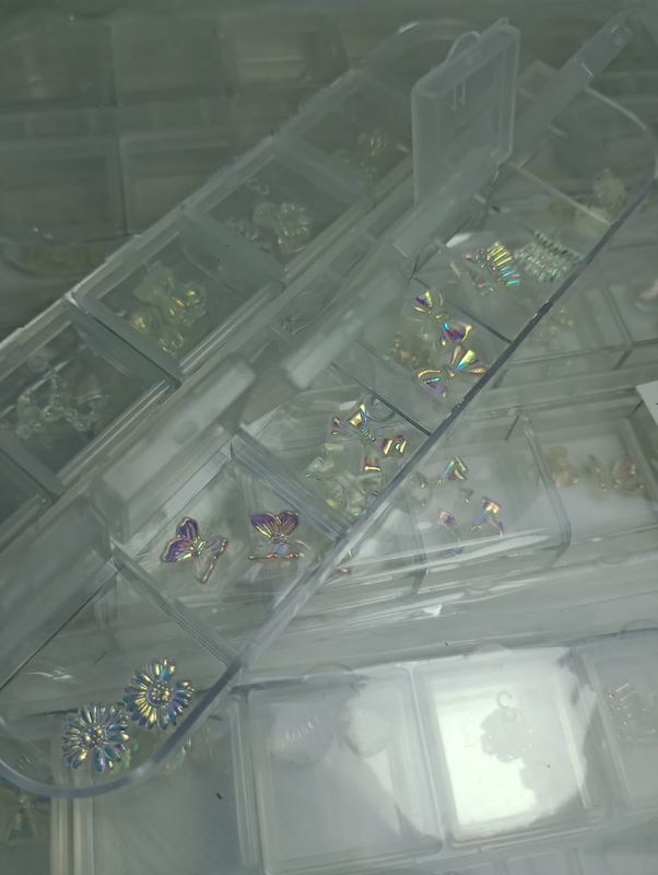 Cajita de apliques para uñas moños, caracoles, flores