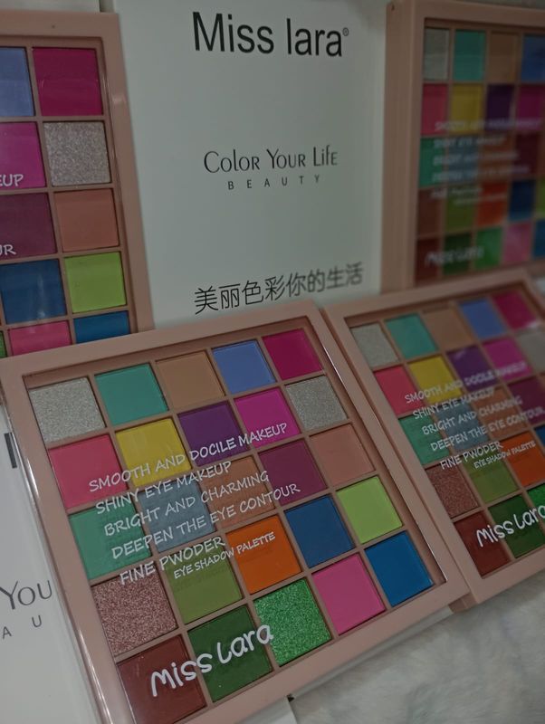 Paleta de Sombras de Colores de Miss Lara
