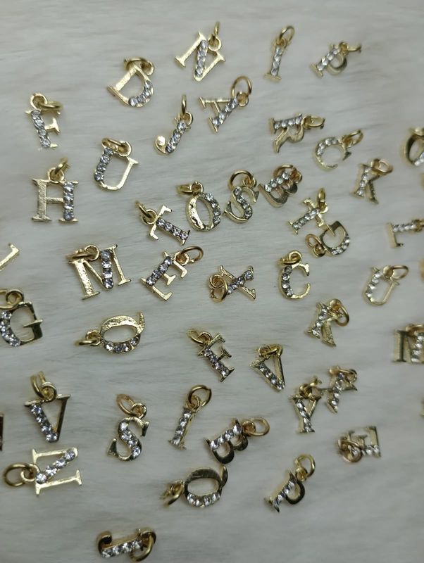 Dije Colgante para Uñas ( Letra)