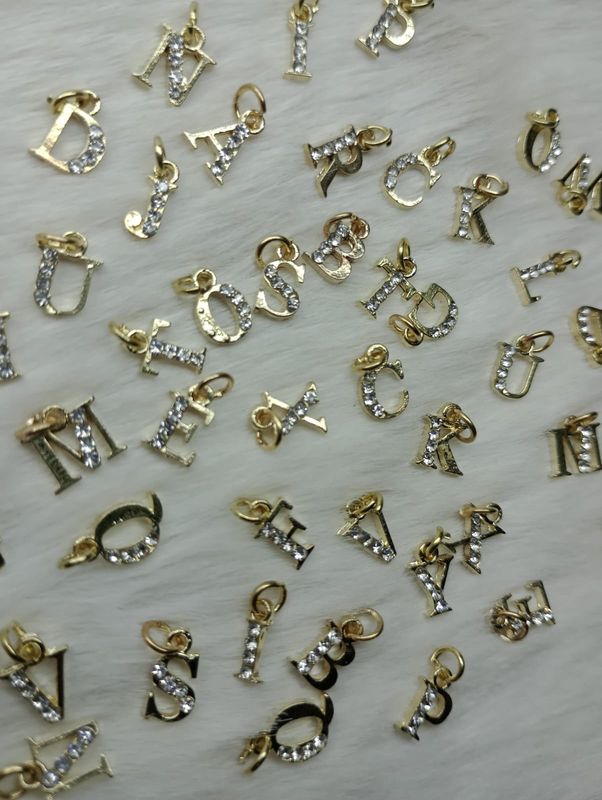 Dije Colgante para Uñas ( Letra)