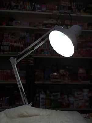 Lámpara para escritorio con engancha