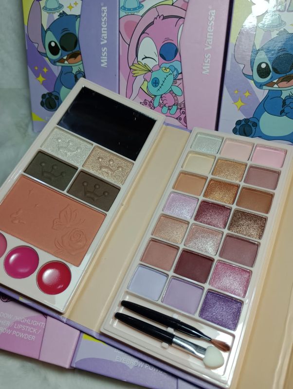 Paleta de Sombras en libro de Stitch