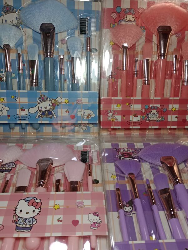 Set de brochas Hello Kitty  8u